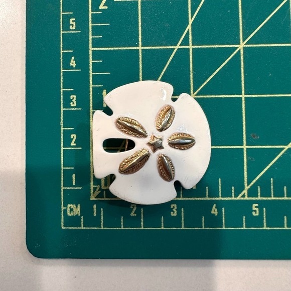 Vintage Direction One Goldtone and White Enamel Sand Dollar Brooch 1.25" - Picture 6 of 6